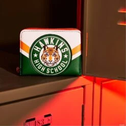 Loungefly Stranger Things - Hawkins High Wallet 11 Loungefly Stranger Things - Hawkins High Wallet -Disney LOUNFXWA0021 4