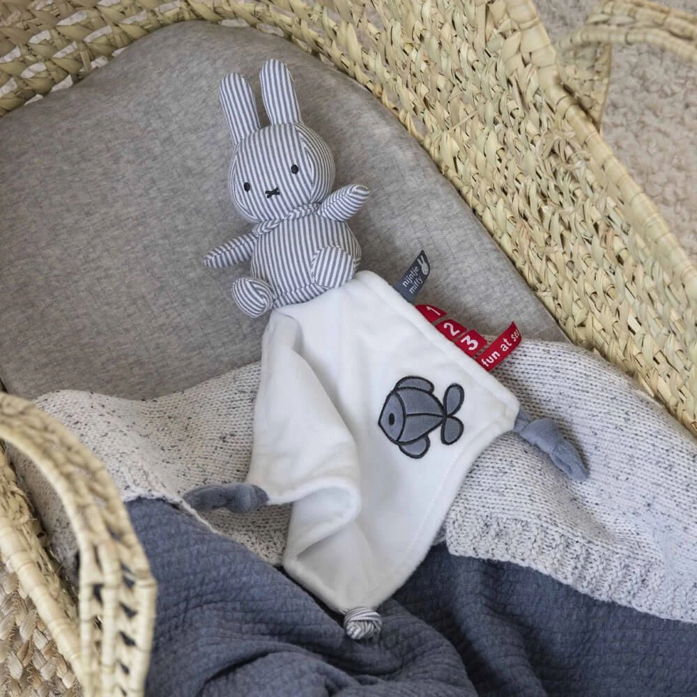 Miffy Fun At The Sea - Miffy Cuddle Blanket 5 Miffy Fun At The Sea - Miffy Cuddle Blanket - Image 3